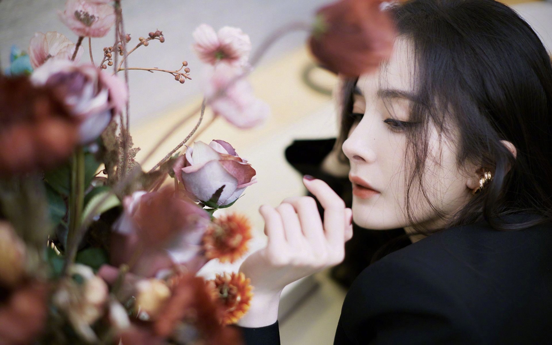 世俱杯足球-库兹马诺维奇在巴黎奥运会手球比赛中展现出高水平的扑救技巧，库兹马持球